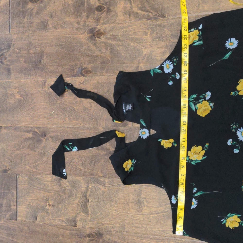 Torrid Black Floral Keyhole Top - Picture 5 of 6